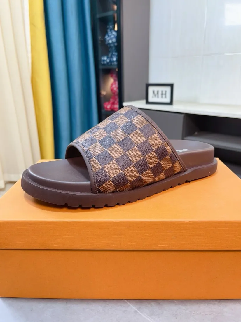 Men's shoes 💰360🌹🌹 (lv-Louis Vuitton) new men's sandals, high-end boutique, exquisite embossed logo decoration on the upper, fine workmanship, super soft soles, casual, loose and comfortable, a must-have in summer! \nsize：38-44